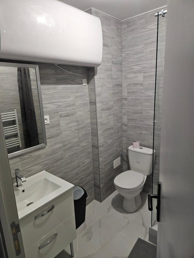 Appartement T2 Moderne, Calme Et Entierement Renove. *