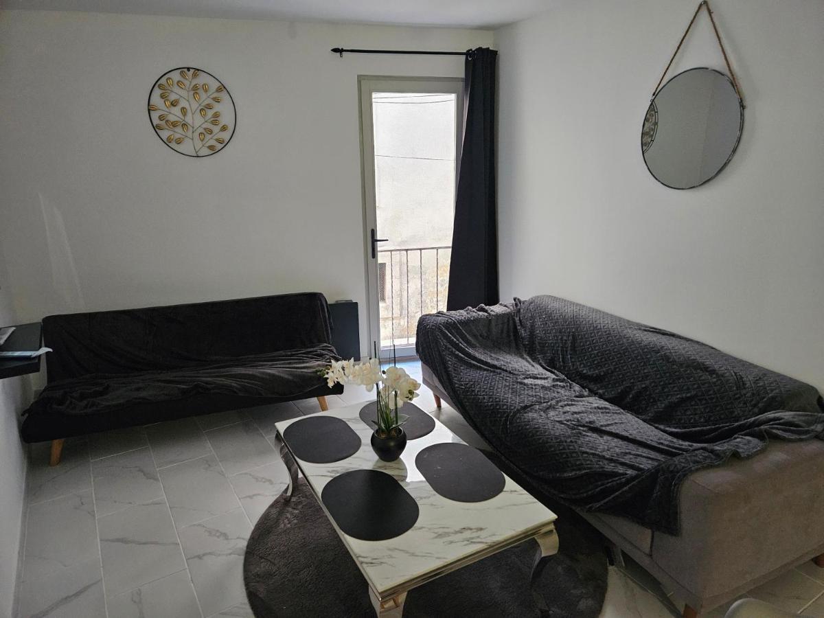 Appartement T2 Moderne, Calme Et Entierement Renove.