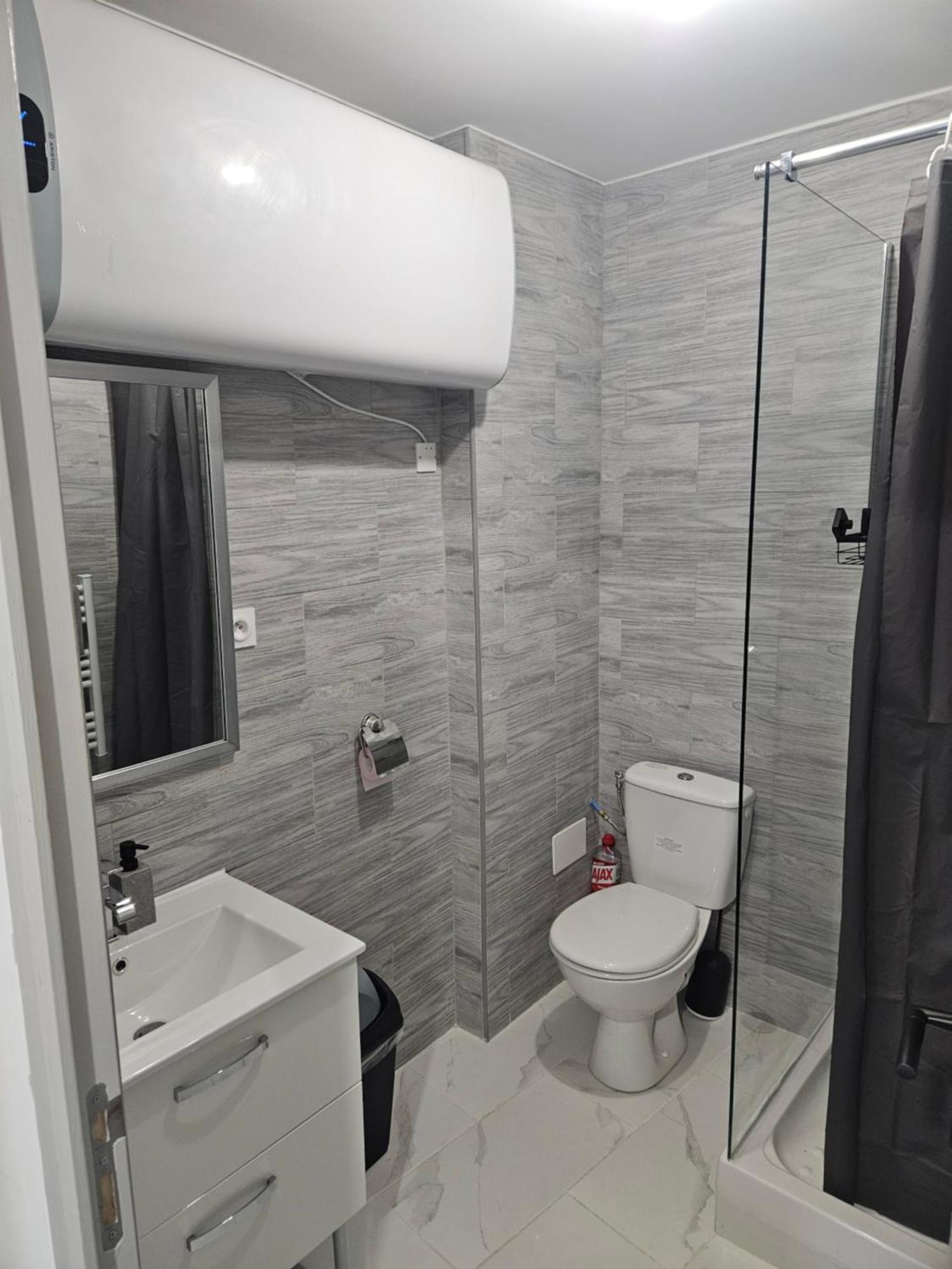 T2 Moderne, Calme Et Entierement Renove.