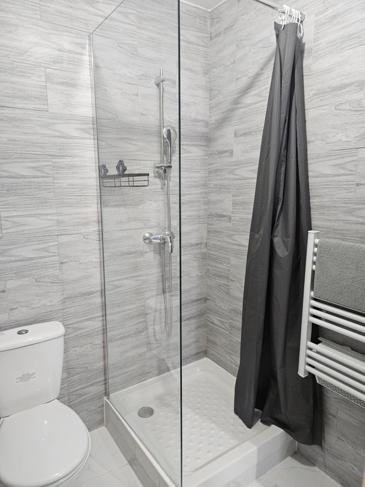 Appartement T2 Moderne, Calme Et Entierement Renove.