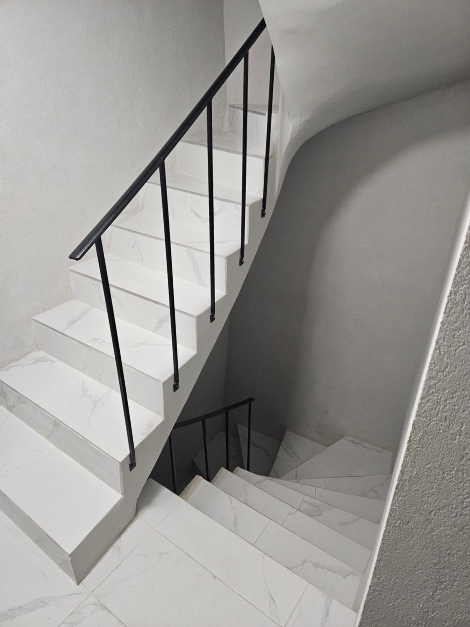 Appartement T2 Moderne, Calme Et Entierement Renove.
